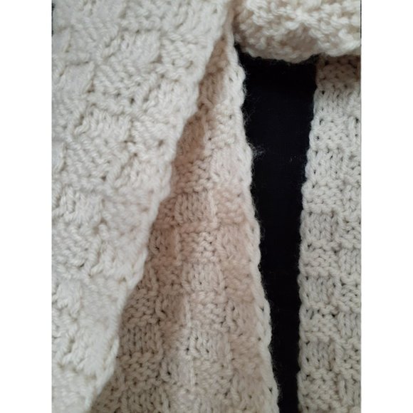 Off White knitted shawl - Picture 10 of 10
